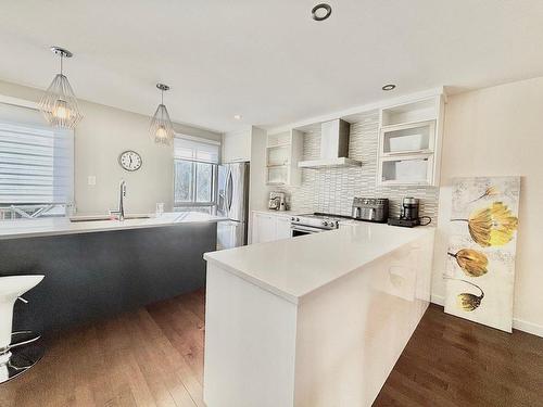 Cuisine - 385 Place Larivière, Laval (Sainte-Dorothée), QC - Indoor Photo Showing Kitchen With Upgraded Kitchen