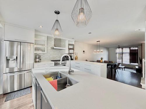 Cuisine - 385 Place Larivière, Laval (Sainte-Dorothée), QC - Indoor Photo Showing Kitchen With Double Sink With Upgraded Kitchen