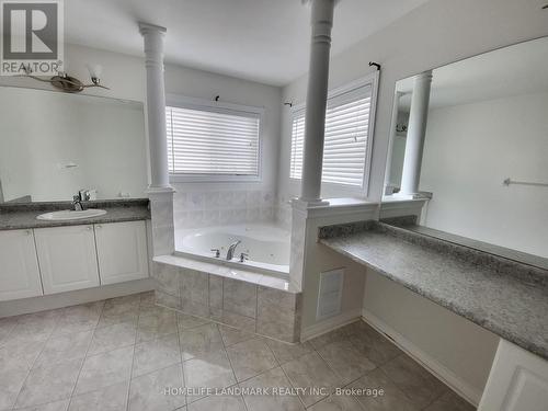 37 Maple Crown Terrace, Barrie, ON - Indoor Photo Showing Bathroom