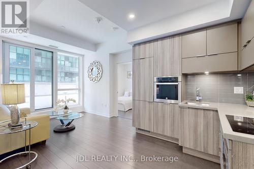 506 - 39 Roehampton Avenue, Toronto, ON - Indoor Photo Showing Kitchen