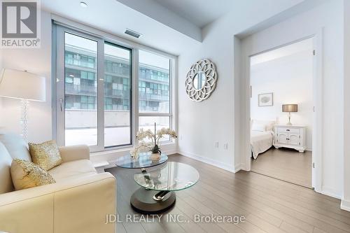 506 - 39 Roehampton Avenue, Toronto, ON - Indoor Photo Showing Living Room