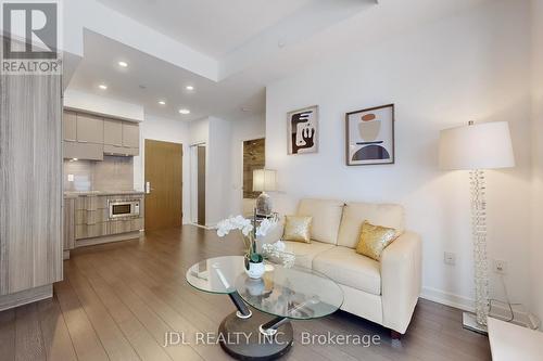 506 - 39 Roehampton Avenue, Toronto, ON - Indoor Photo Showing Living Room