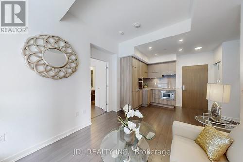 506 - 39 Roehampton Avenue, Toronto, ON - Indoor Photo Showing Living Room