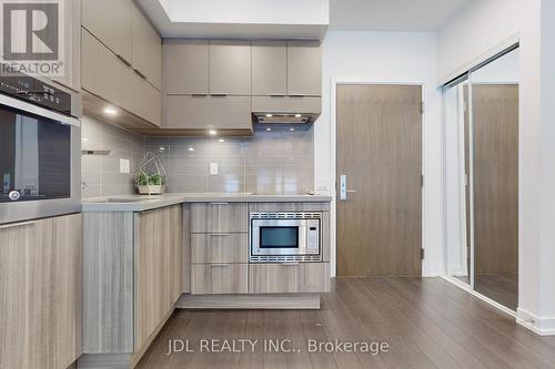 506 - 39 Roehampton Avenue, Toronto, ON - Indoor Photo Showing Kitchen