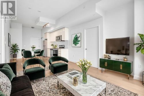 816 - 859 The Queensway, Toronto, ON - Indoor Photo Showing Living Room