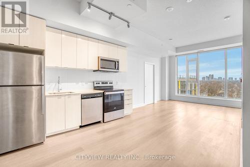 816 - 859 The Queensway, Toronto, ON - Indoor Photo Showing Kitchen