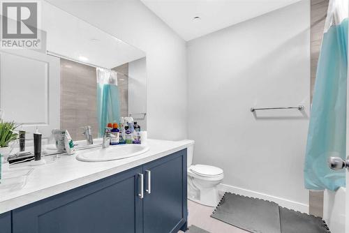 221 Belmont Street Sw, Calgary, AB - Indoor Photo Showing Bathroom