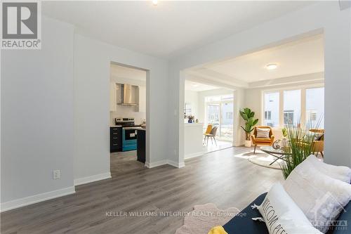 212 Ormiston Crescent, Ottawa, ON - Indoor Photo Showing Living Room