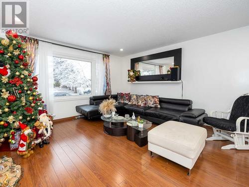 1416 Mardale Drive Ne, Calgary, AB - Indoor Photo Showing Living Room