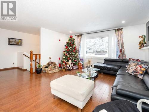 1416 Mardale Drive Ne, Calgary, AB - Indoor Photo Showing Living Room