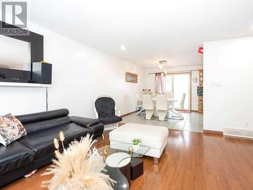 1416 Mardale Drive Ne, Calgary, AB - Indoor Photo Showing Living Room