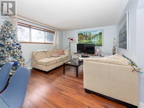 1416 Mardale Drive Ne, Calgary, AB - Indoor Photo Showing Living Room