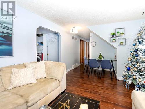 1416 Mardale Drive Ne, Calgary, AB - Indoor Photo Showing Living Room