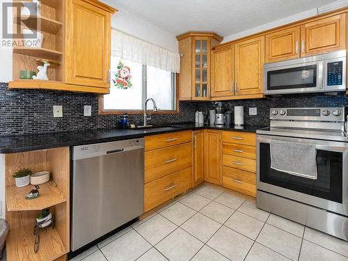 1416 Mardale Drive Ne, Calgary, AB - Indoor Photo Showing Kitchen