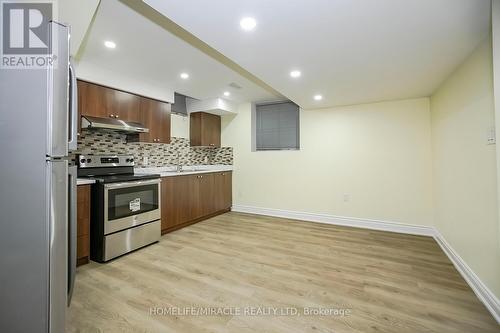 31 Saint Dennis Road, Brampton, ON - Indoor Photo Showing Kitchen