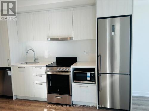 1506 - 195 Commerce Street, Vaughan, ON - Indoor Photo Showing Kitchen With Upgraded Kitchen