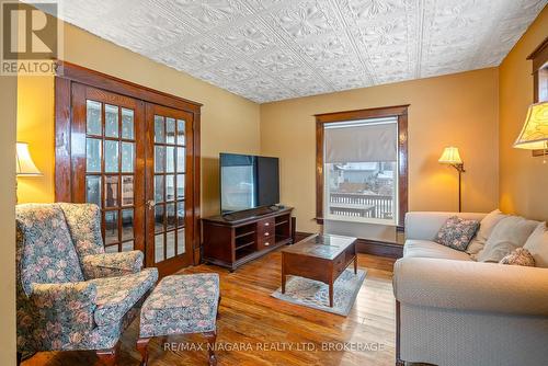 4371 Bampfield Street, Niagara Falls (210 - Downtown), ON - Indoor Photo Showing Living Room