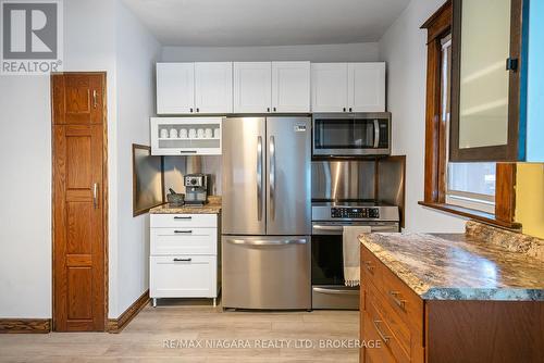 4371 Bampfield Street, Niagara Falls (210 - Downtown), ON - Indoor Photo Showing Kitchen