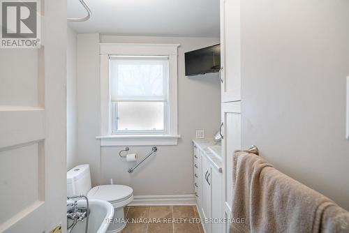 4371 Bampfield Street, Niagara Falls (210 - Downtown), ON - Indoor Photo Showing Bathroom