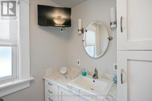 4371 Bampfield Street, Niagara Falls (210 - Downtown), ON - Indoor Photo Showing Bathroom