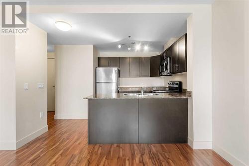 319, 955 Mcpherson Road Ne, Calgary, AB - Indoor Photo Showing Kitchen