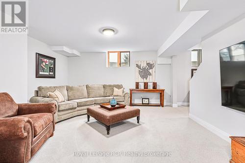 4 Meadowlark Way, Clearview, ON - Indoor Photo Showing Living Room