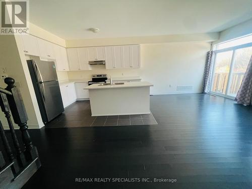 30 Brixham Lane, Brampton, ON - Indoor Photo Showing Kitchen