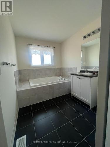 30 Brixham Lane, Brampton, ON - Indoor Photo Showing Bathroom