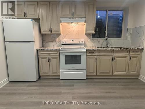 11 Pine Landing Trail, Brampton, ON - Indoor Photo Showing Kitchen