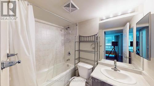 509 - 35 Hollywood Avenue, Toronto, ON - Indoor Photo Showing Bathroom