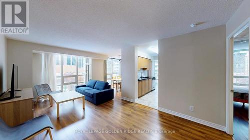 509 - 35 Hollywood Avenue, Toronto, ON - Indoor Photo Showing Living Room