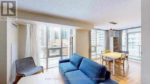 509 - 35 Hollywood Avenue, Toronto, ON - Indoor Photo Showing Living Room