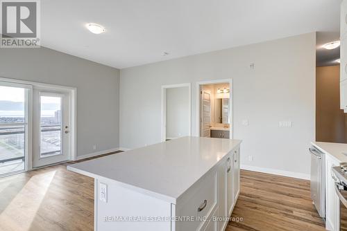 613 - 102 Grovewood Common, Oakville, ON - Indoor Photo Showing Kitchen