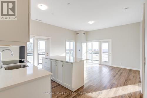 613 - 102 Grovewood Common, Oakville, ON - Indoor Photo Showing Kitchen