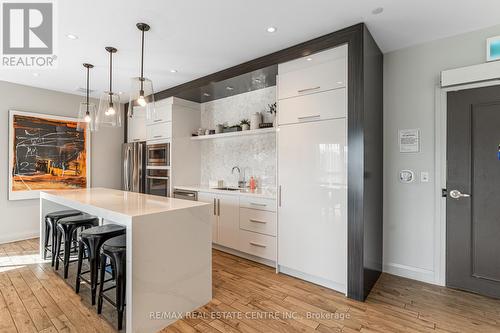 613 - 102 Grovewood Common, Oakville, ON - Indoor Photo Showing Kitchen With Upgraded Kitchen