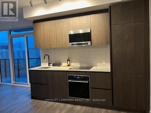 1011 - 117 Broadway Avenue, Toronto, ON - Indoor Photo Showing Kitchen With Double Sink