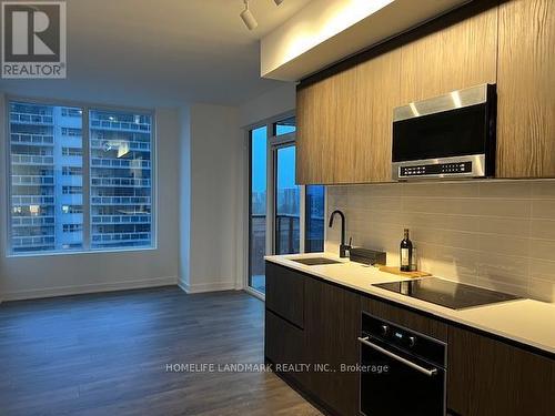 1011 - 117 Broadway Avenue, Toronto, ON - Indoor Photo Showing Kitchen