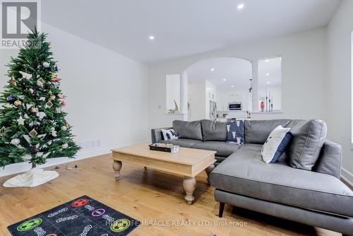 30 Gold Park Gate, Essa, ON - Indoor Photo Showing Living Room