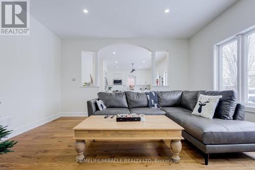 30 Gold Park Gate, Essa, ON - Indoor Photo Showing Living Room