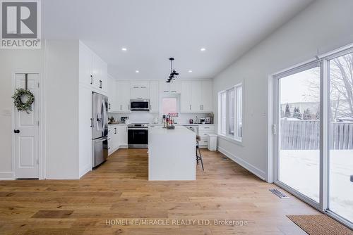 30 Gold Park Gate, Essa, ON - Indoor Photo Showing Kitchen