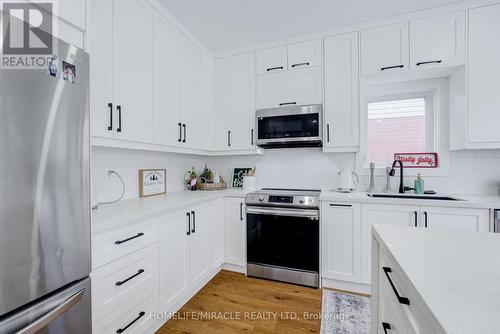 30 Gold Park Gate, Essa, ON - Indoor Photo Showing Kitchen