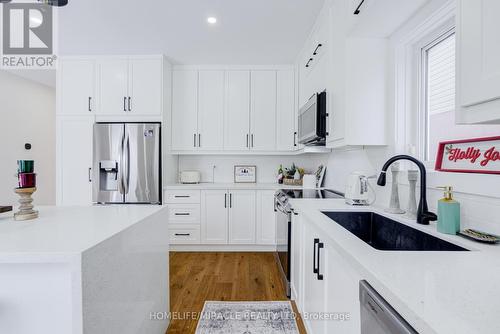 30 Gold Park Gate, Essa, ON - Indoor Photo Showing Kitchen With Upgraded Kitchen