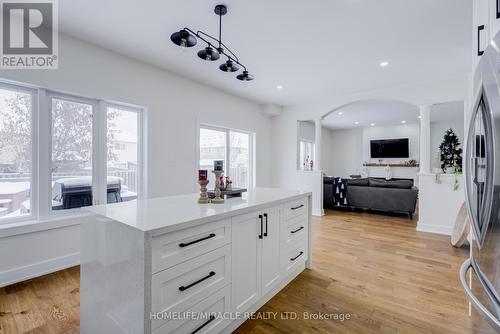 30 Gold Park Gate, Essa, ON - Indoor Photo Showing Kitchen