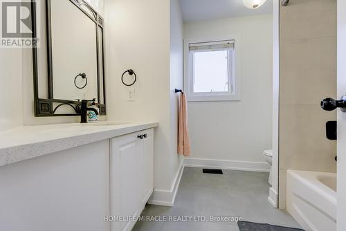 30 Gold Park Gate, Essa, ON - Indoor Photo Showing Bathroom