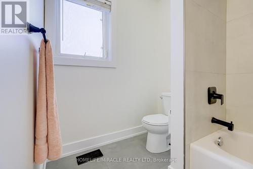 30 Gold Park Gate, Essa, ON - Indoor Photo Showing Bathroom