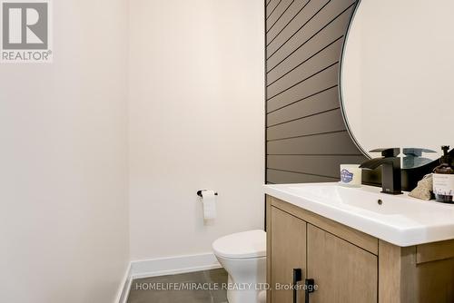 30 Gold Park Gate, Essa, ON - Indoor Photo Showing Bathroom