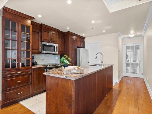 Cuisine - 210-50 Rue Barnett, Dollard-Des-Ormeaux, QC - Indoor Photo Showing Kitchen With Upgraded Kitchen