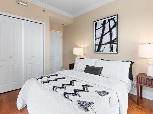 Chambre Ã Â coucher - 210-50 Rue Barnett, Dollard-Des-Ormeaux, QC - Indoor Photo Showing Bedroom