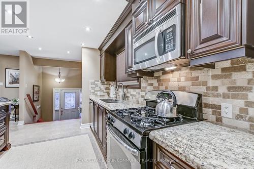 2481 Cobbinshaw Circle, Mississauga, ON - Indoor Photo Showing Kitchen With Upgraded Kitchen