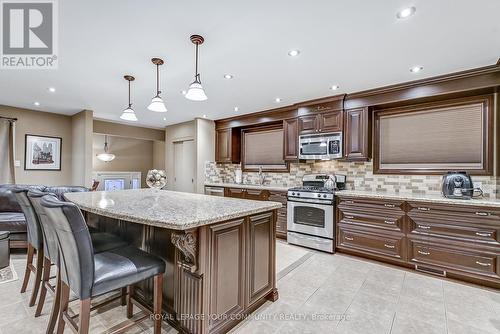 2481 Cobbinshaw Circle, Mississauga, ON - Indoor Photo Showing Kitchen With Upgraded Kitchen